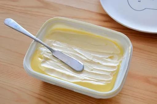 【悲報】確かに言われるとマーガリンってどこか人工物のプラスチックっぽい舌触りしてるよなｗｗｗｗｗｗｗｗｗｗｗｗｗｗｗｗ