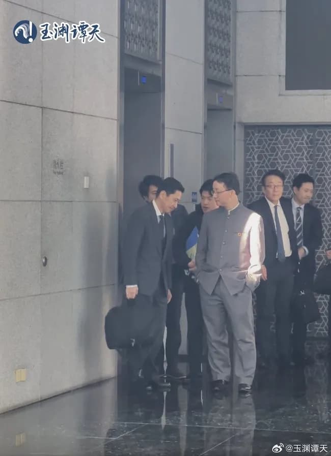 【画像】外務局長、中国の偉い人にめちゃくちゃ怒られてしょんぼり