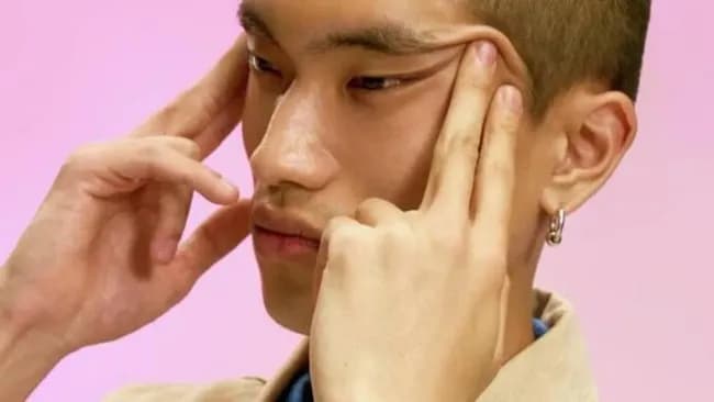 【悲報】スイスの時計メーカーさん、アジア人をつり目にする広告で炎上・・・