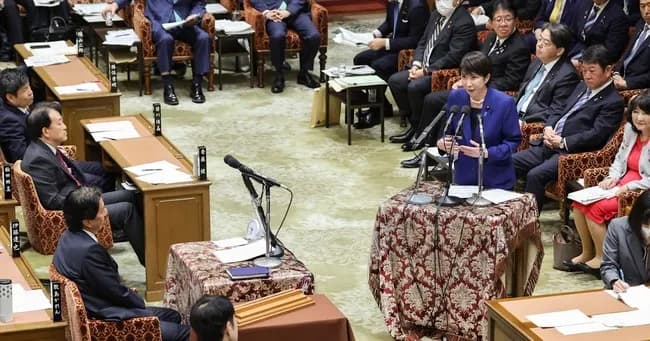 高市早苗ちゃん(朝3時)「官僚ブザーぽちっ！(ビビーッ)」→隣室で待機中の官僚が呼び出される