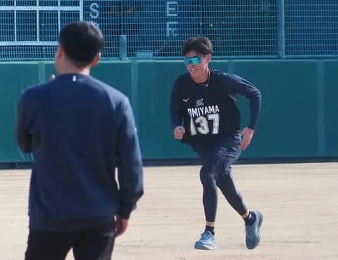 ロッテ育成4選手と契約更改、全員揃って10万円アップ