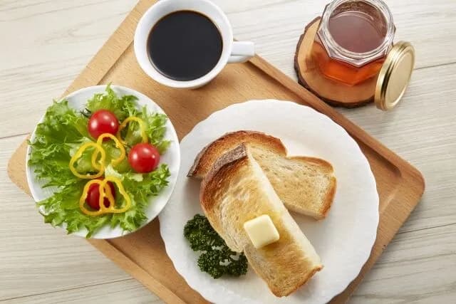 【悲報】朝食おじさん「朝抜きにすると頭が働かないんだぞ！！」←大嘘だった