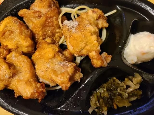 「唐揚げの下に敷いてあるパスタ専門店」って売れるやろ