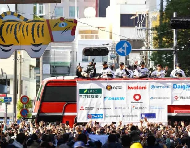 【阪神】大爆発の佐藤輝明が２年ぶりパレード「もう最高っす。タオルはもっと増えてくれたら」