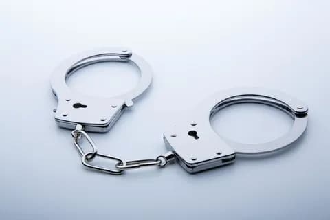 警察「違法指定した銃を回収中です。届けに来たら逮捕するけど届けに来てね」