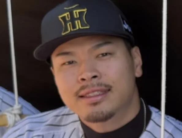 【悲報】口髭を生やした佐藤輝明さん、小谷野っぽい