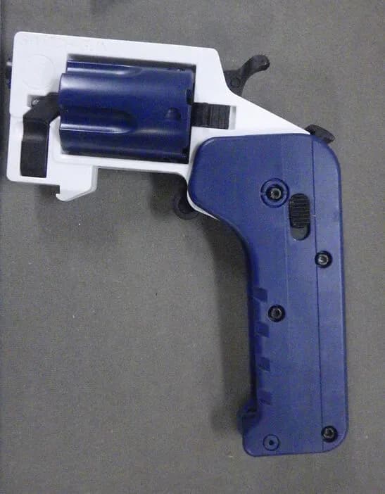 警察「違法指定した銃を回収中です。届けに来たら逮捕するけど届けに来てね♥」