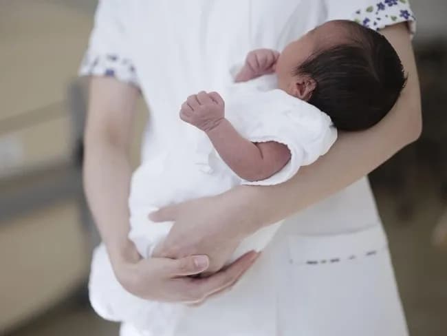 【悲報】日本終了、今年の1〜9月までの出生数が3%減、年間見通しは65万で過去最悪…