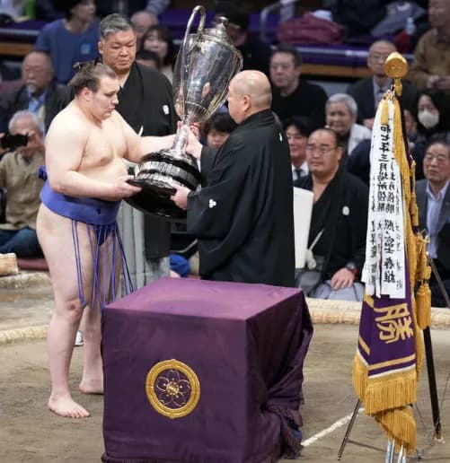 【相撲】九州場所千秋楽　関脇・安青錦が初優勝　優勝決定戦で豊昇龍破る　所要14場所は史上2位のスピード記録