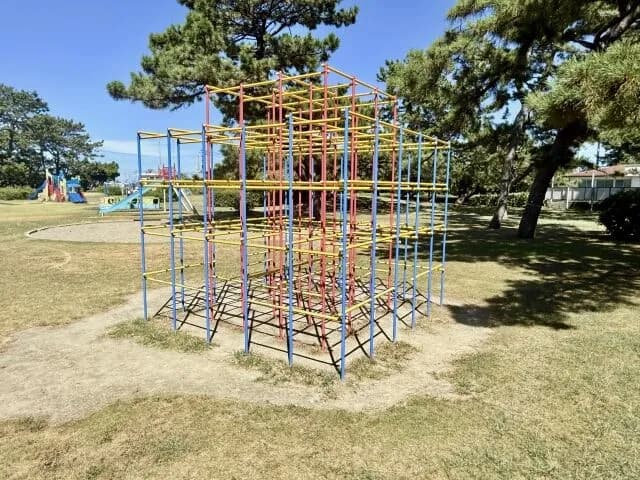 【悲報】公園の遊具、どんどん消える