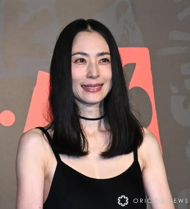 【画像】深津絵里(52)さん、サブカルの帝王みたいになってしまう