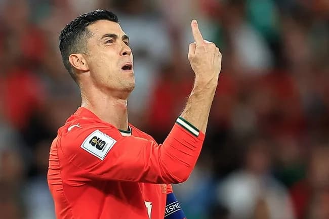 【悲報】ポルトガルのキングカズことクリスティアーノ・ロナウドさん(40)の現在のプレー