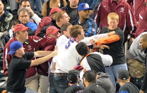 アメリカ人「ホームランボール取ったで！ん…子供も欲しがっとるやんけ」