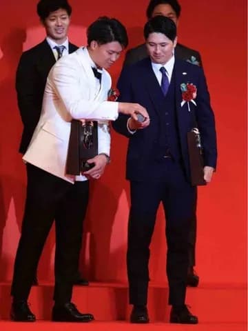 「では、最後に白い方」紹介で会場も爆笑　あれ？ベストナイン受賞の質問は？　阪神・森下も戸惑いの笑顔