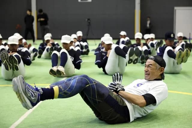 【超絶大悲報】イチロー、肉離れで走れず　高校生指導で