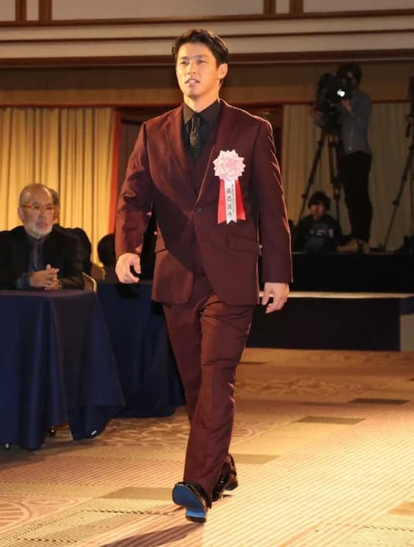 楽天・辰己涼介「正装」スーツで登場「辰己が普通で来るのは奇跡に近い」昨年は全身金ピカで話題