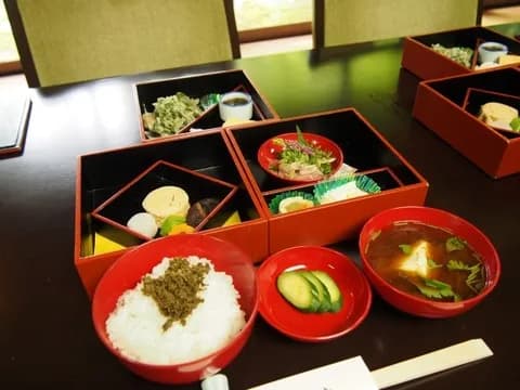 （ヽ´ん｀）「たまに近所の斎場でやってる知らない人の葬儀に出てる」