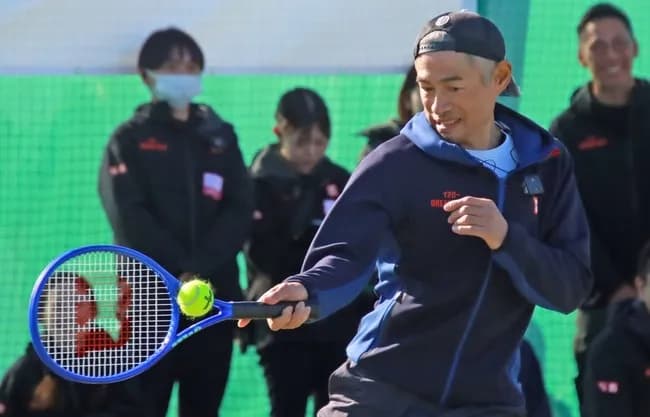 【画像】イチロー、錦織圭にちょこっとテニスを教わっただけで完璧なフォームにWWWWWWWW