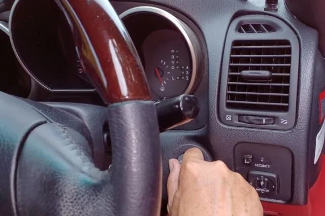 未だにキー回して車のエンジンかけてる奴wwwwwwwwwwwwwwwwwwwww