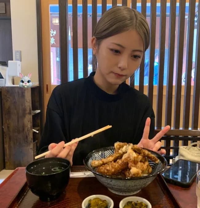 【画像】浜辺美波さん、美味しそうな天丼を前に余裕の表情