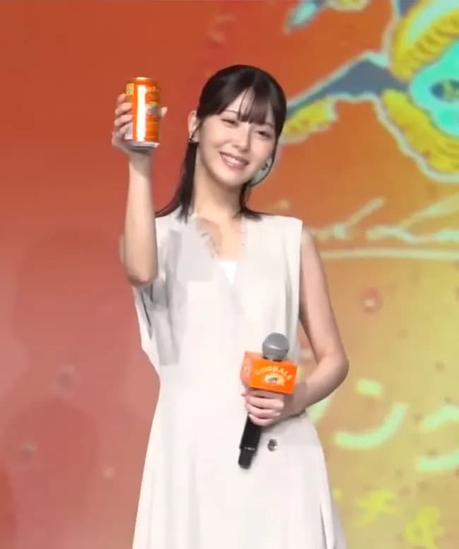 【悲報】浜辺美波さん、仕事でビールをグビグビ飲んでしまう