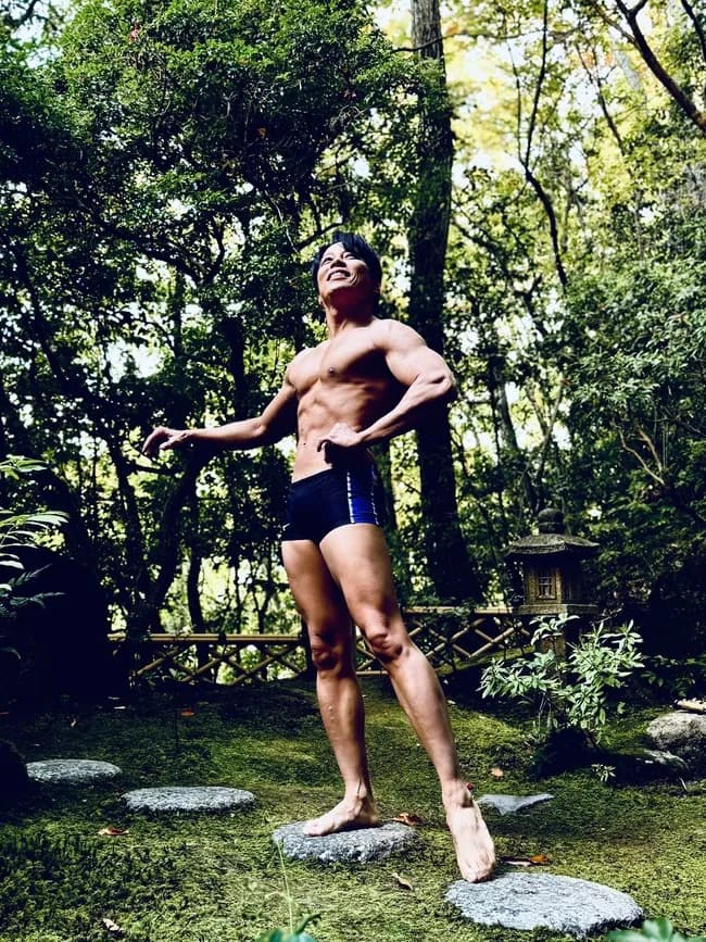 【悲報】TMレボリューションさん、上半身に比べて下半身がやや貧弱