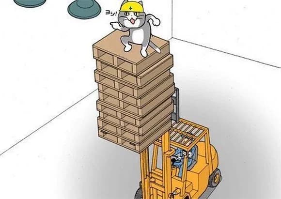 【悲報】フォークリフトに積まれたパレット9枚の上に乗って屋根の修理をしてた男性(78)、落下・・・・・・・・・・・