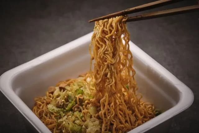 カップ焼きそばとかいう1つも美味しいものがないのに何故かみんなまあまあ好きな食べ物