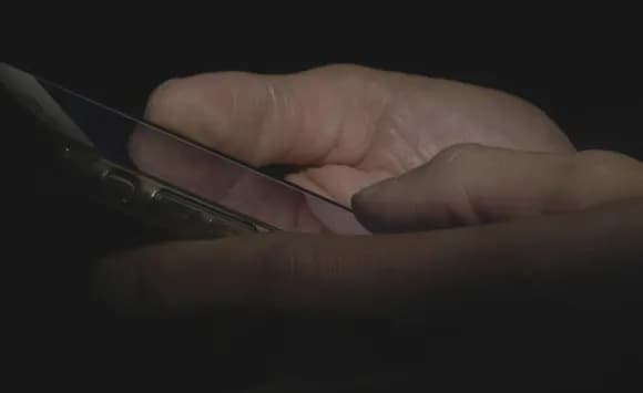 【悲報】会社員、電車でセクシー動画を見てただけで女子高生にチクられ逮捕・・・・・・・