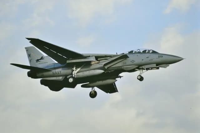 性能は兎も角Fー14よりかっこいい機体は無い