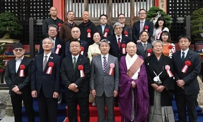 【悲報】今年の漢字を発表した清水寺さん、薛剣駐大阪総領事とズブズブの関係だった模様