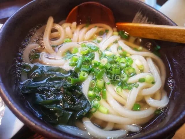 うどん(戦闘力800)「蕎麦に勝つには合体するしかねぇ！」ワカメ(戦闘力30)「くそ！早くしろー！」