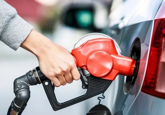 【悲報】車椅子ユーザーさん、セルフのガソリンスタンドで給油を頼むも断られる😭