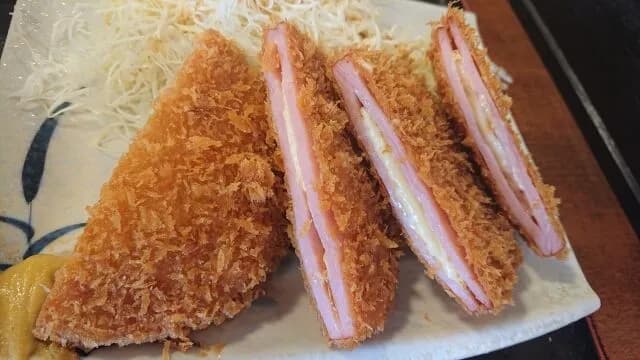 薄いハムカツ←当然うまい  厚いハムカツ←こいつもアリ  チーズを挟んだハムカツ←こいつ！！