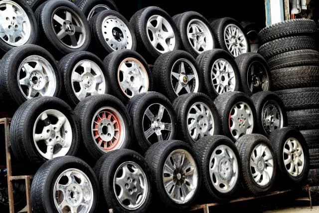 タイヤメーカー「タイヤは3年で賞味期限！履き替えろ！履き替えろ！10万円払え！！」