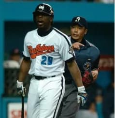 【悲報】元NPB審判「フレーミングは逆効果。ミットを動かされるとストライクでもボールと言いたくなる」ｗｗｗｗｗ