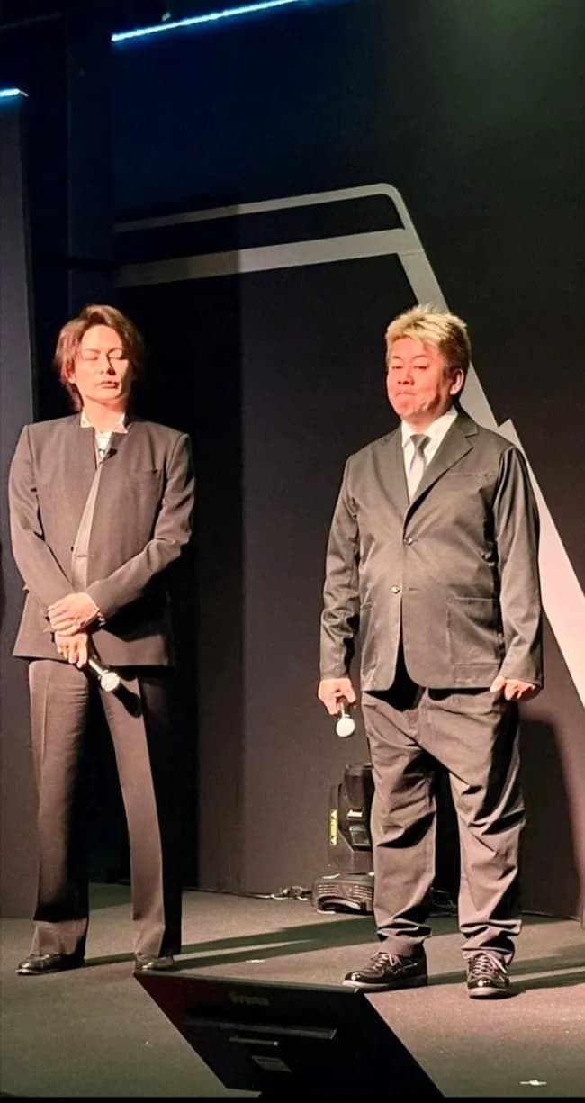 ホリエモンさん、スーツ着て青汁王子と並んだ結果