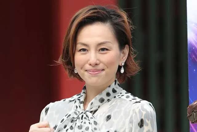 【速報】米倉涼子の自宅マンション前に報道陣が集結中