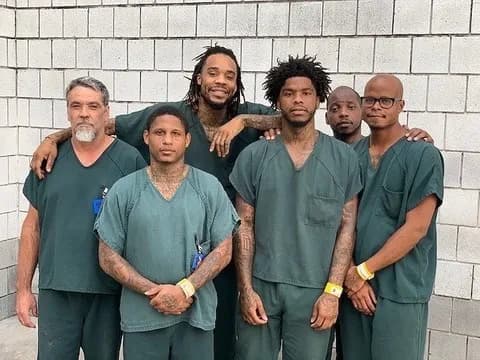 【画像】倒れていた看守を救った受刑者集団が映画みたいでカッコ良すぎると話題にwwww