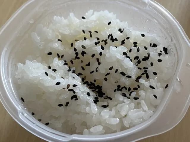 😢「白ご飯少し余っちゃった…」ごましお「呼んだ?🙄」