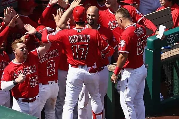 プホルス、トラウト、大谷が同時に所属してたエンゼルス←これをNPBで例えるとどんな感じになるんや？