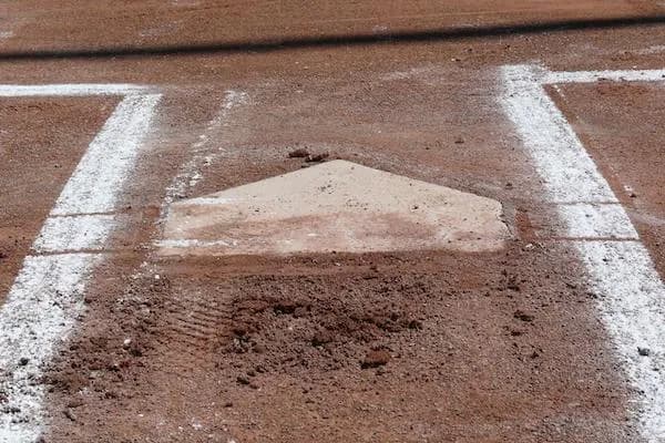 野球ってホームベースの前で守ったら最強じゃね