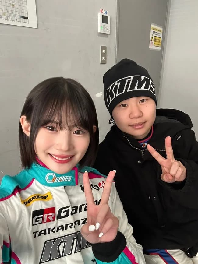 【画像】19歳の美少女レーサーさん、同い年の実力派イケメンレーサーとチームメイトになりﾊﾟｼｬﾘ
