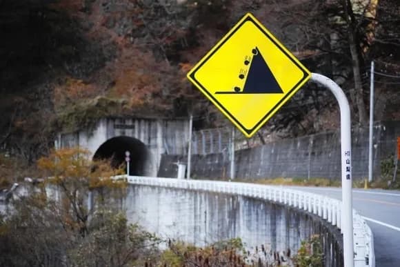 【悲報】免許試験「落石注意の標識があったので上方を注意しながら運転した」俺「◯だろ」