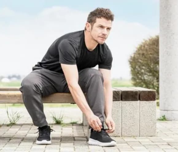 【悲報】X女子「いい年してスニーカー履いてる『子供靴おじさん』気持ち悪いw」169万いいね・・・・