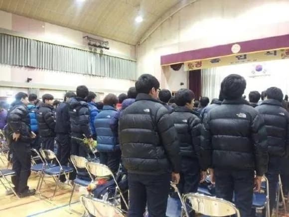 【悲報】ノースフェイスのダウン、韓国人の制服だったｗｗｗｗｗｗｗｗｗｗｗｗｗｗ