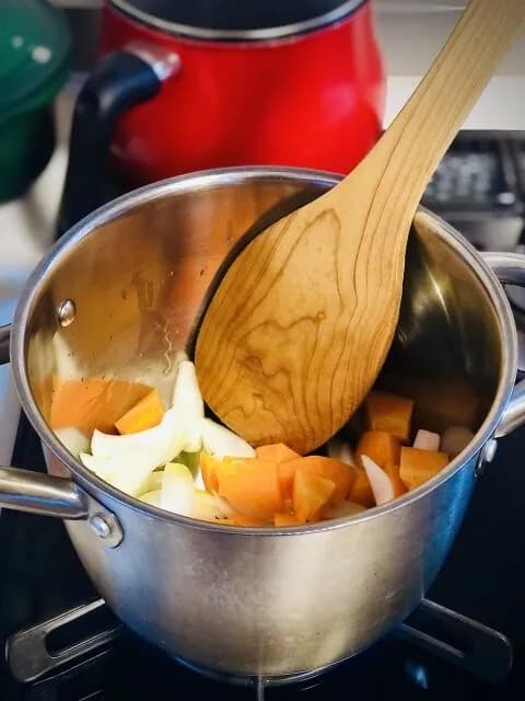 カレーやシチュー作る時、先に鍋で肉や野菜炒めるの