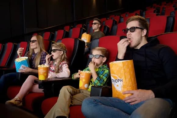 【疑問】「映画館」←コイツが意外とオワコンにならなかった理由ｗｗｗｗｗ