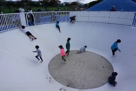 【唖然】すり鉢タイプ遊具、子供救出に入った大人2人が骨折する地獄絵図・・・・・