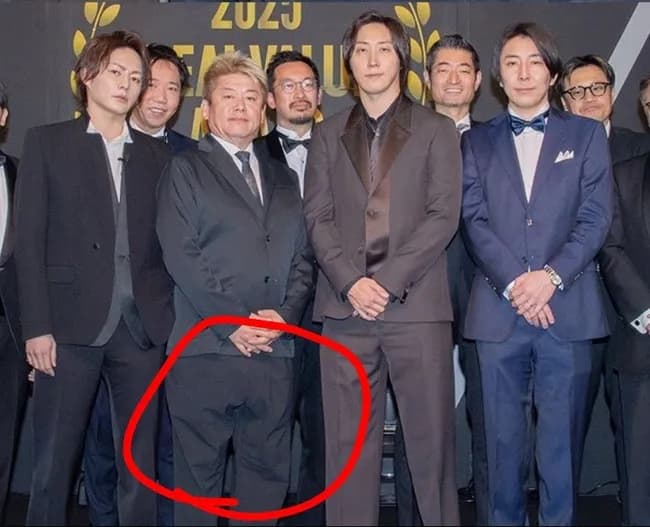 【画像】ホリエモン、ズボンを前と後ろ逆に履いてる疑惑ｗｗｗｗｗｗ